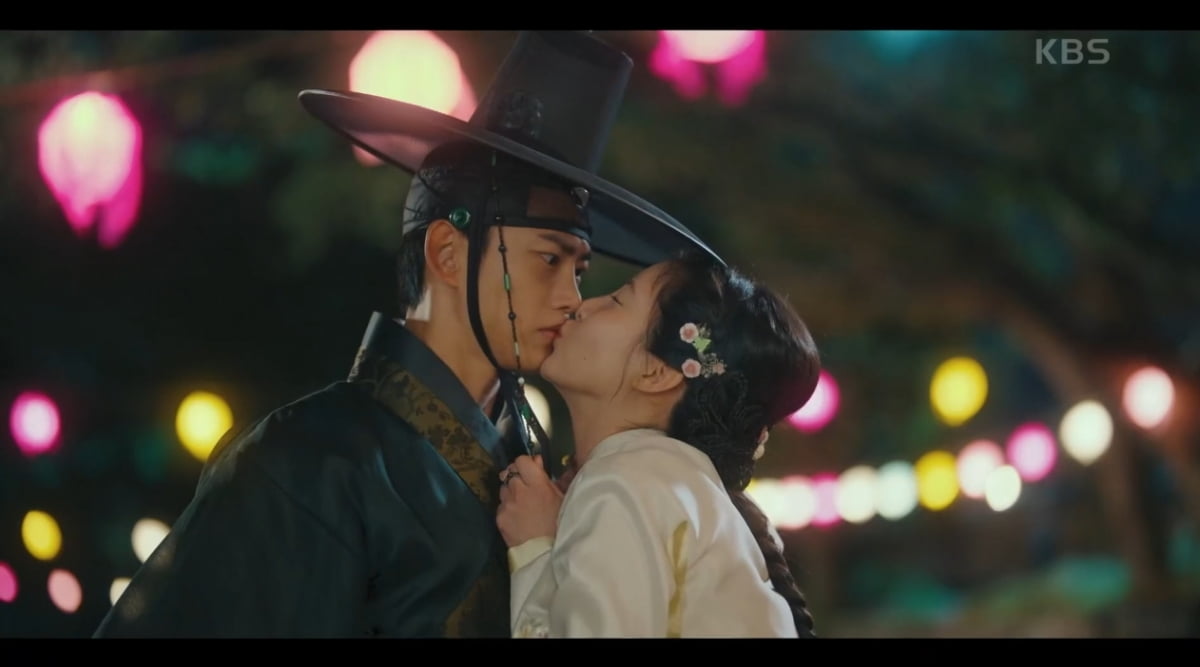 Seohyun and Taecyeon Share a Dramatic Kiss in 'The First Night of the Newlyweds'