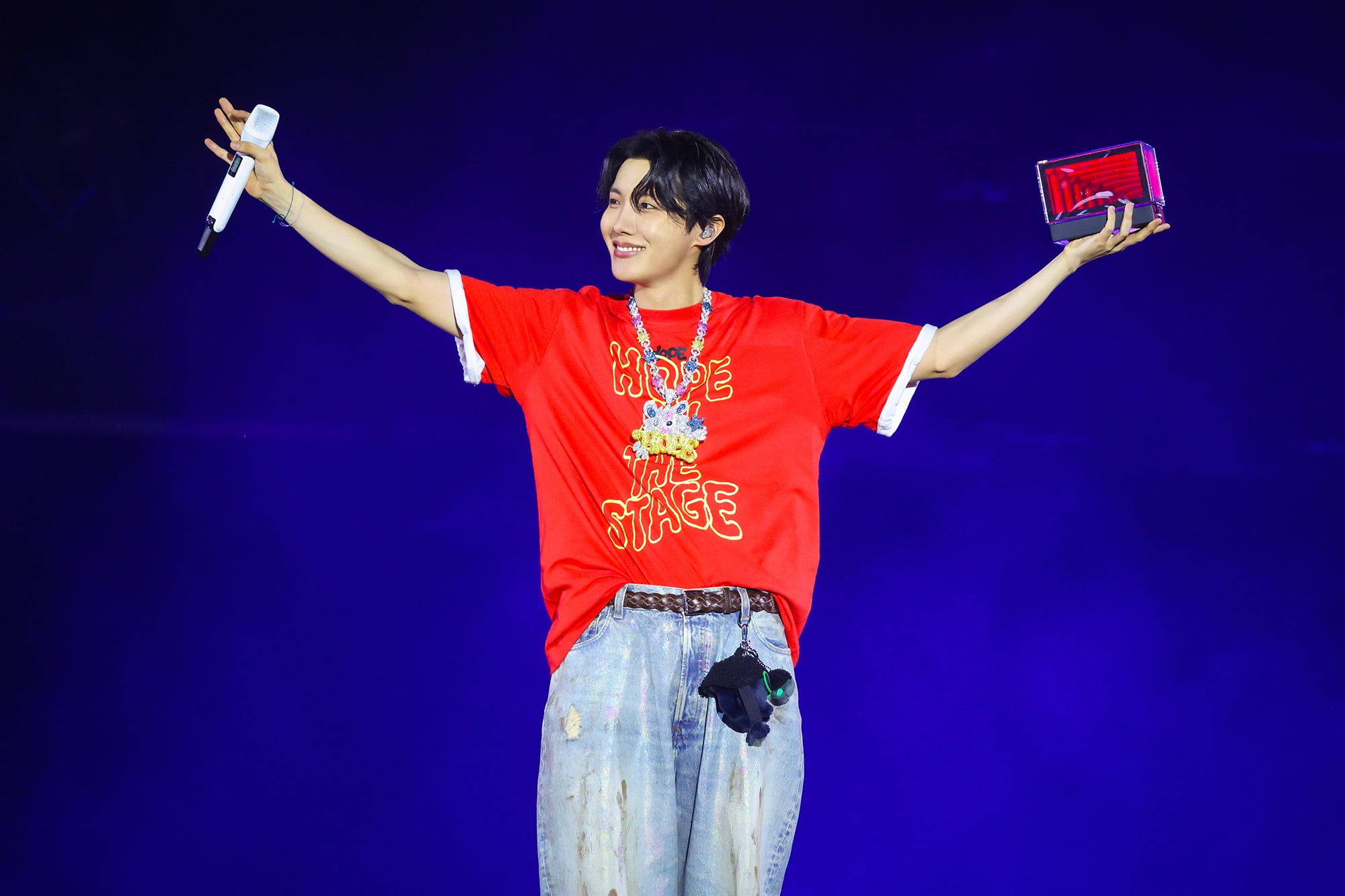 BTSジェイホープ、ソロコンサートで感動のフィナーレ!メンバー全員が集結し、完全体カムバックに期待