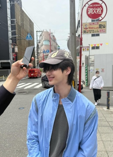 俳優ビョン・ウソク、日本の街で輝くビジュアルを披露