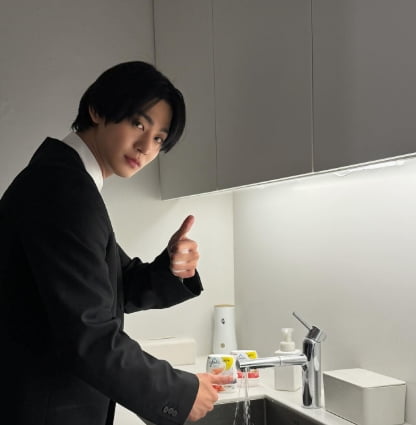 アン・ヒョソプ、スーツ姿で魅力発散!ファンを魅了するビジュアル