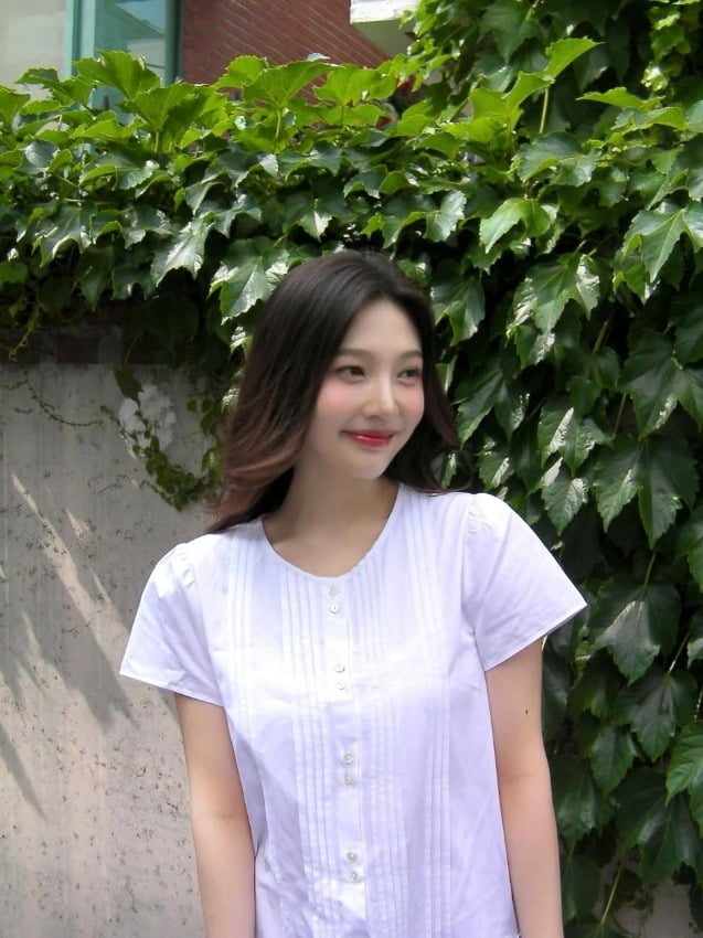 Red Velvet's Joy Captivates Fans with Her Enchanting Summer Look