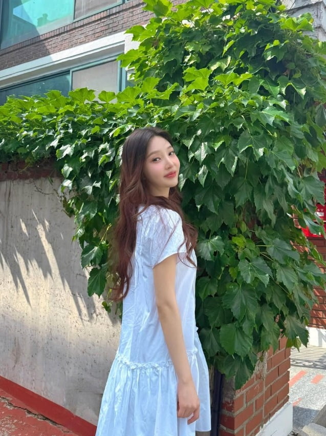 Red Velvet's Joy Captivates Fans with Her Enchanting Summer Look