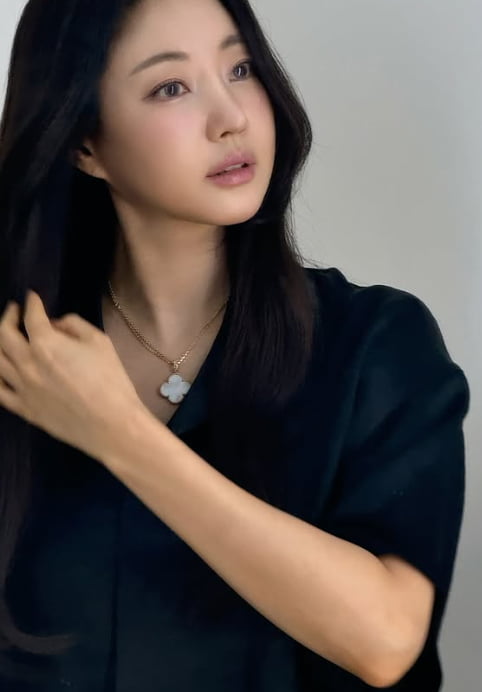 Korean Actress Kim Sa-rang Stuns with Timeless Beauty in Latest Photos