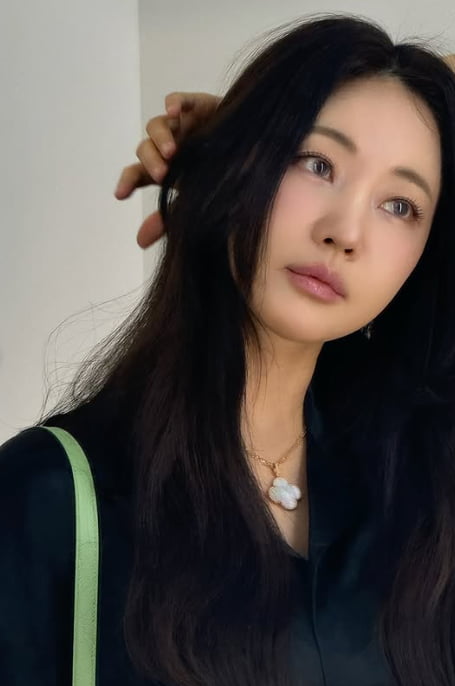 Korean Actress Kim Sa-rang Stuns with Timeless Beauty in Latest Photos
