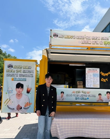 Trot Singer Na Tae-joo Shares Heartfelt Coffee Truck Moment with Fans