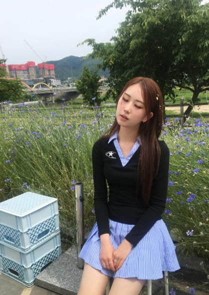 Trot Singer Jeon Yu-jin Captivates Fans with Her Ethereal Beauty in Latest Instagram Post