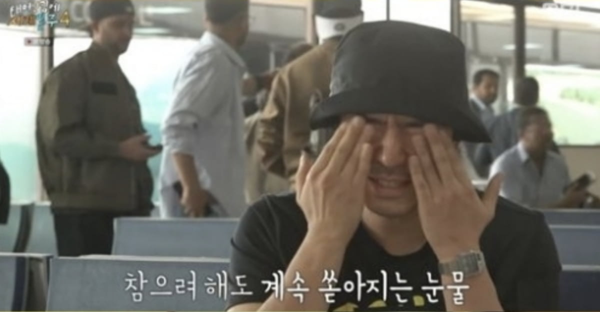 Actor Lee Si-eon Bids Tearful Farewell to Broadcaster Dex on 'Around the World 4'