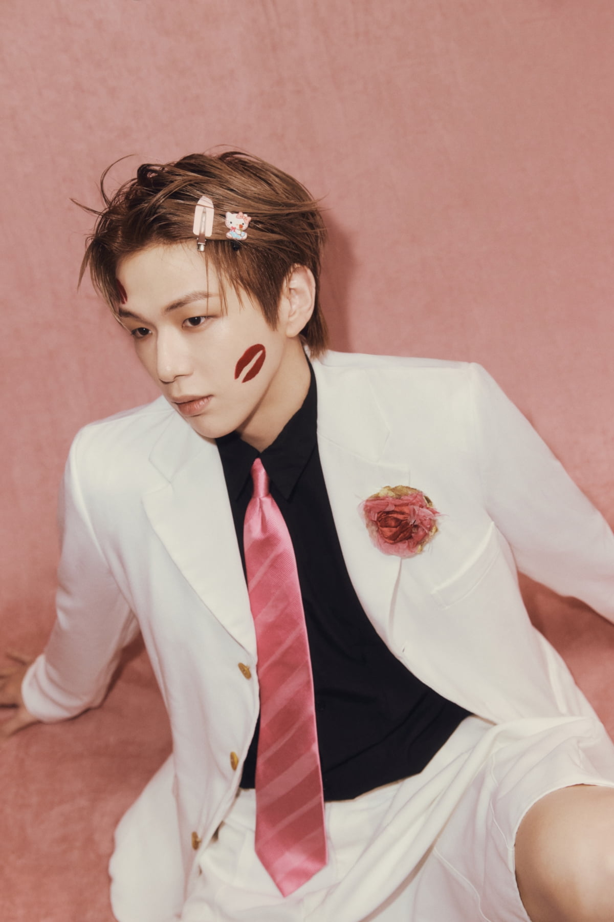 Kang Daniel Returns with New Album 'Glow to Haze' Featuring Photobook Concept
