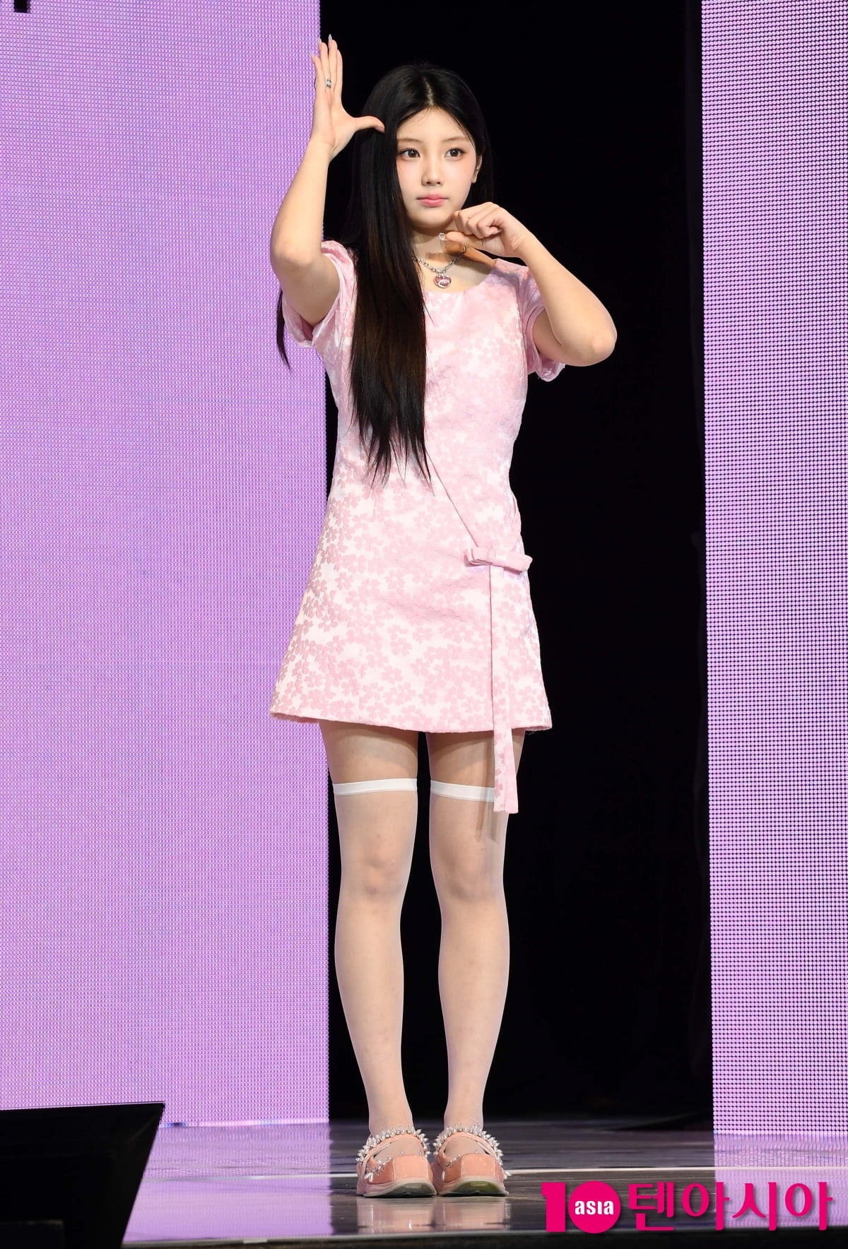 ILLIT's Wonhee Shines at Mini Album 'bomb' Showcase in Seoul
