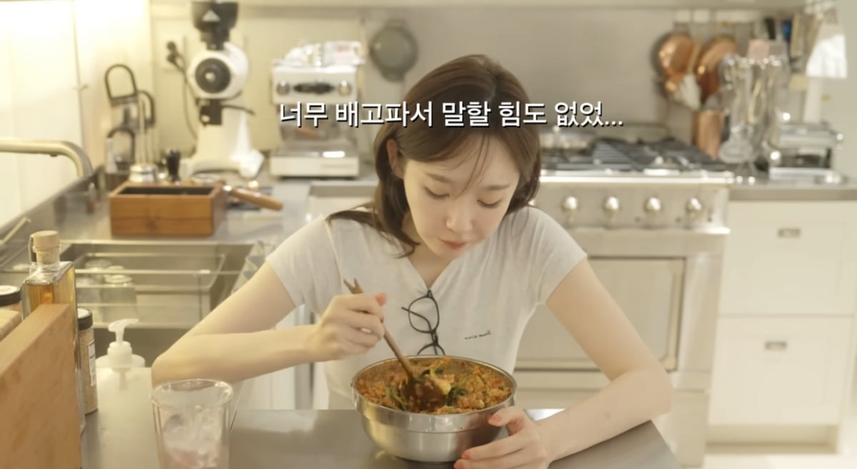 Kang Min-kyung Shares Her Delicious Homemade Meals and Daily Life on YouTube