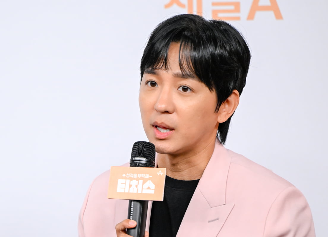 Star Lecturer Jo Jung-sik's TV Appearance Canceled Amid Exam Question Scandal