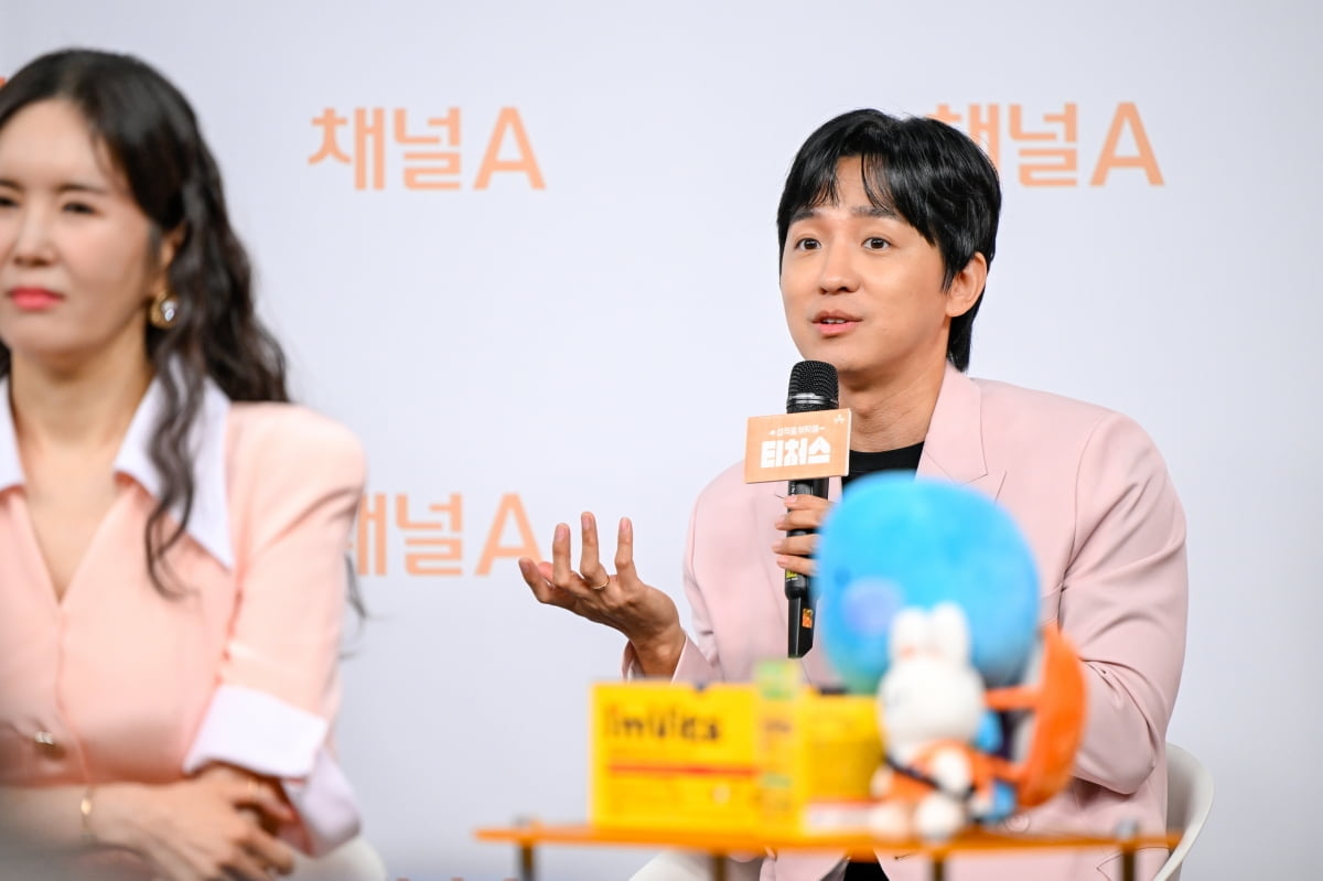 Star Lecturer Jo Jung-sik's TV Appearance Canceled Amid Exam Question Scandal