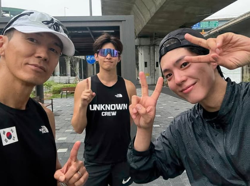 Park Bo-gum's Healthy Lifestyle Shines Through Early Morning Run