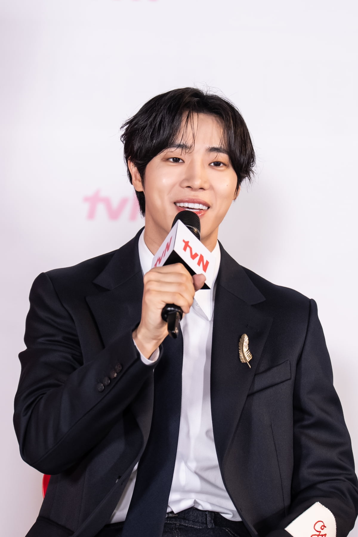 俳優チュ・ヨンウ、3年ぶりにチョ・イヒョンと再会!新ドラマ『巫女と彦星』で初恋ロマンスに挑戦