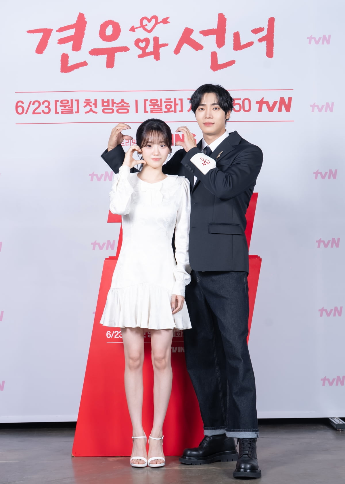 俳優チュ・ヨンウ、3年ぶりにチョ・イヒョンと再会!新ドラマ『巫女と彦星』で初恋ロマンスに挑戦