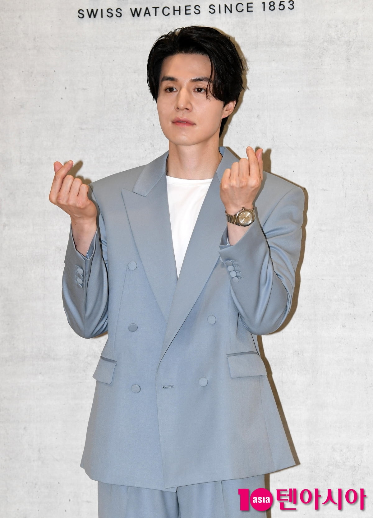 イ・ドンウク、白玉イケメン…完璧なスーツフィット