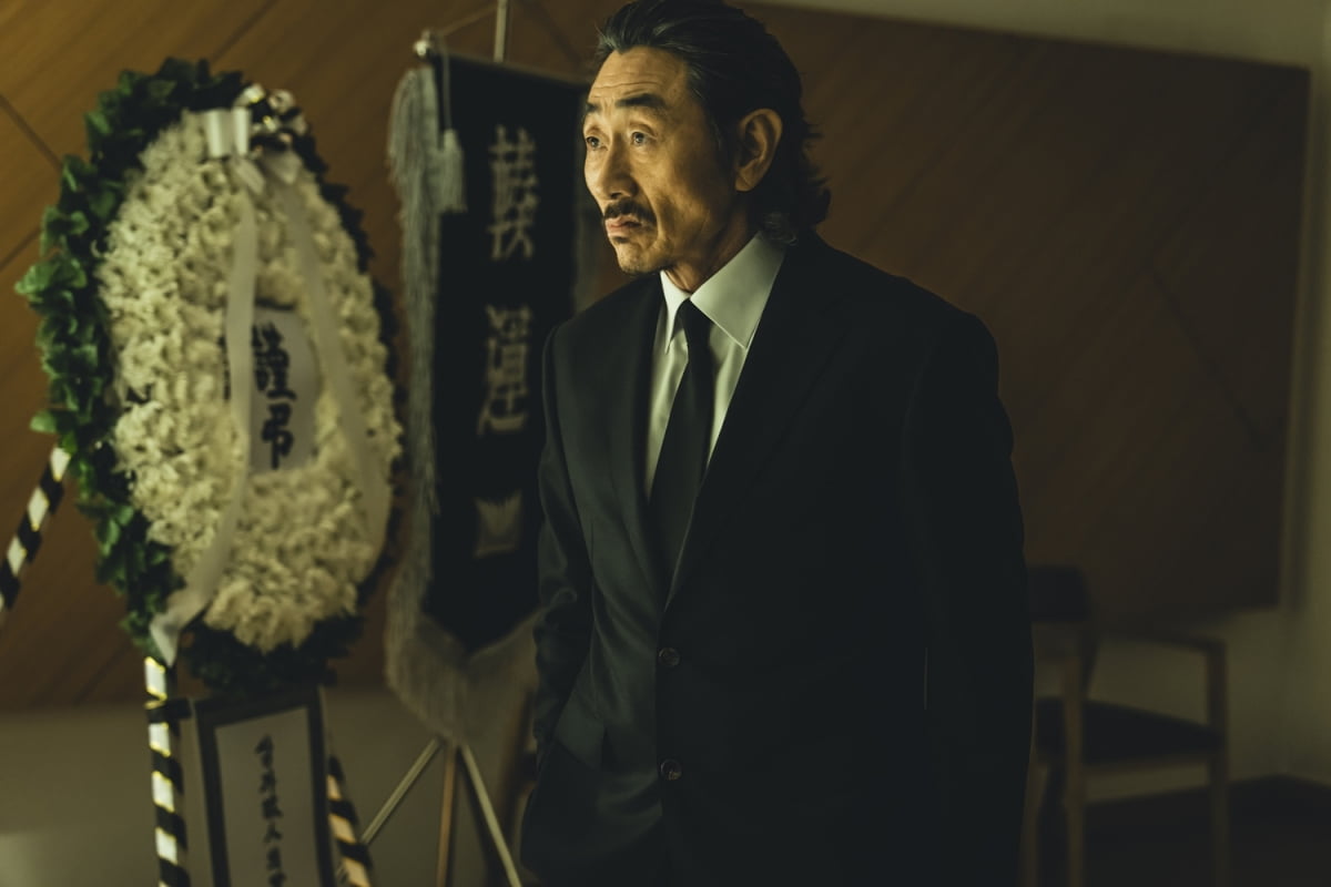 Heo Jun-ho Shines with Intense Charisma in Netflix Series 'Square'