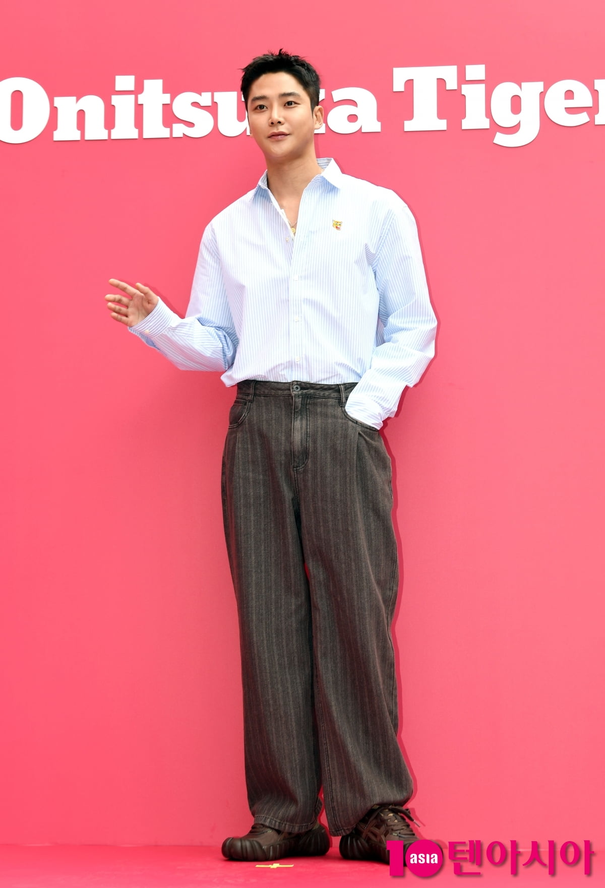 俳優ロウン、ファッションブランドのフラッグシップオープンイベントに登場