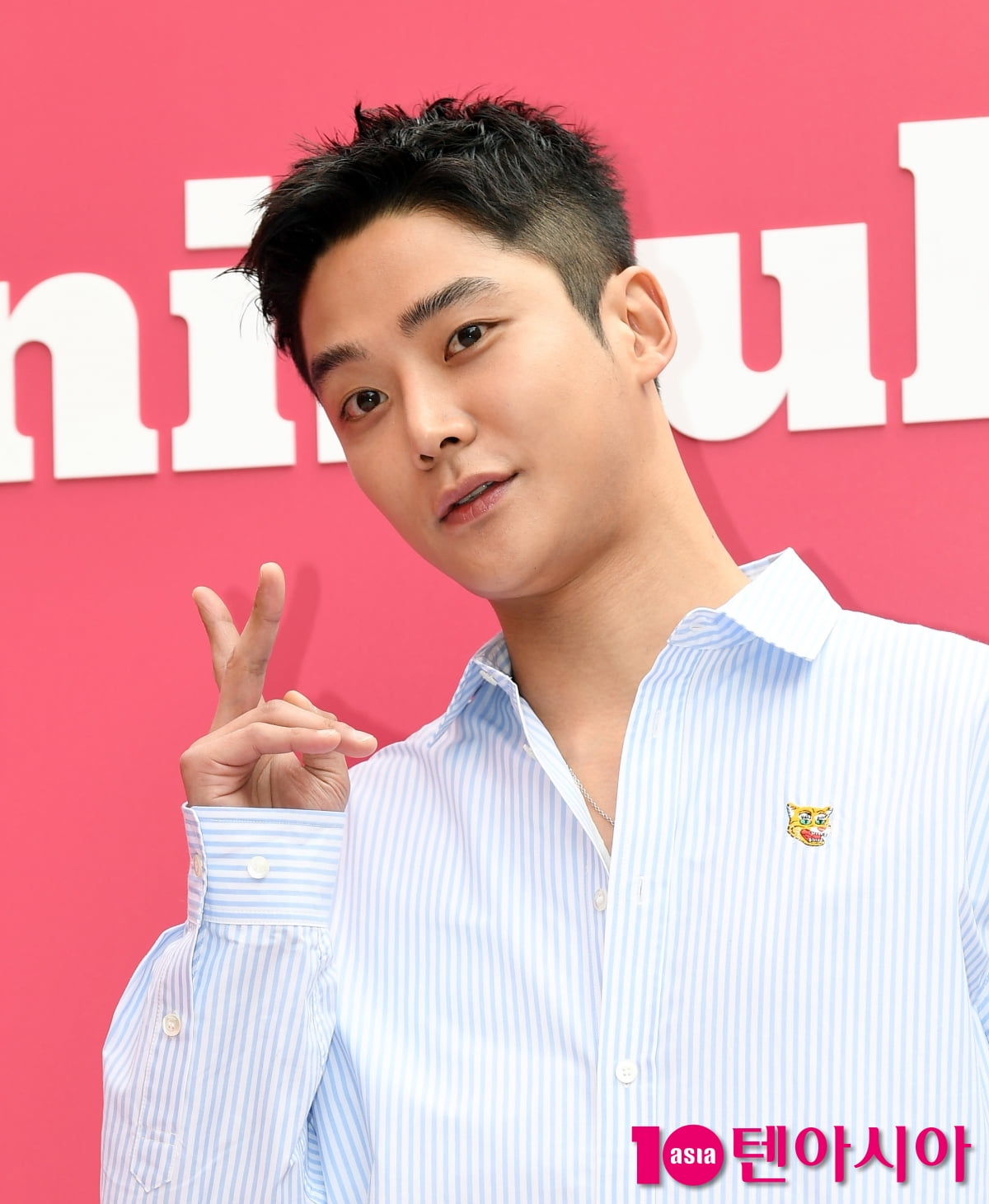 俳優ロウン、ファッションブランドのフラッグシップオープンイベントに登場