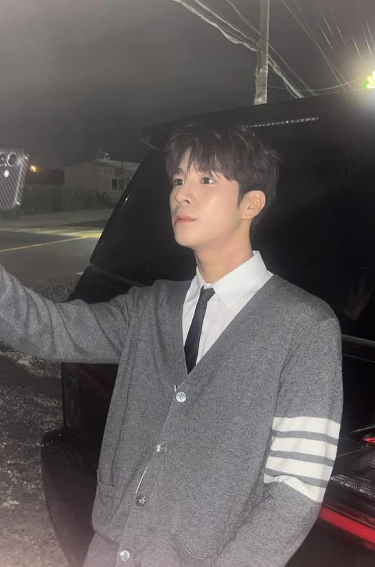 K-Pop Star Jeong Dong-won Charms Fans with Adorable Photos and New Album Release