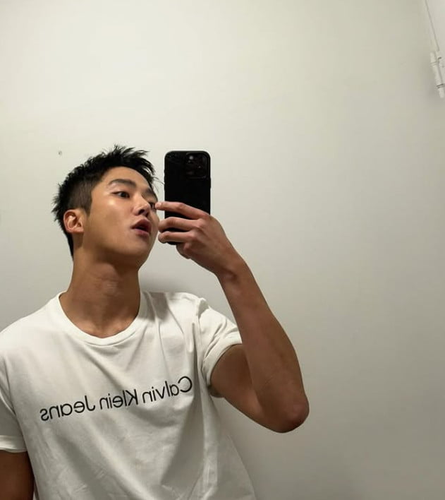俳優ロウン、入隊前にヘアスタイルを一新!