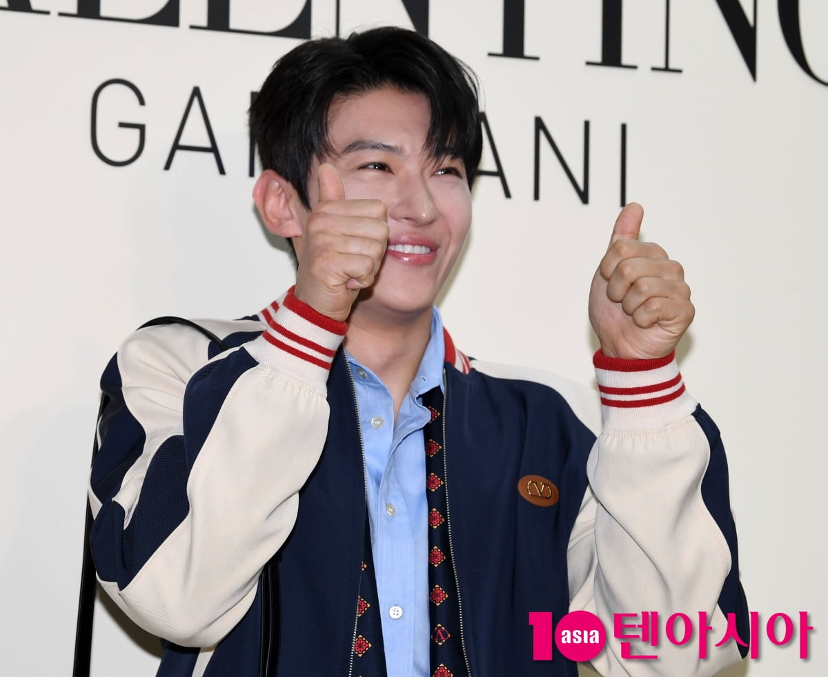 DEX Attends Valentino's 2025 Fall Collection Pop-Up Event in Seoul