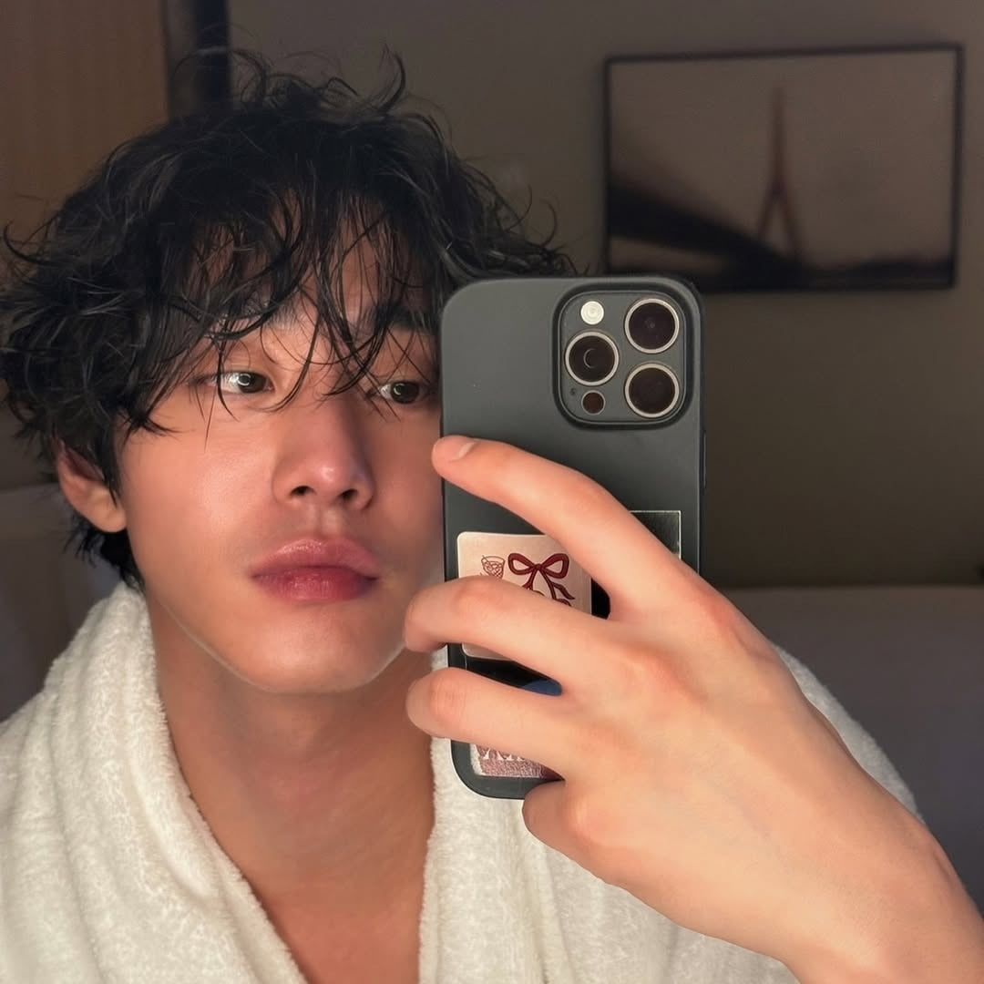 Ahn Hyo-seop Stuns Fans with Bold Mirror Selfie on Instagram
