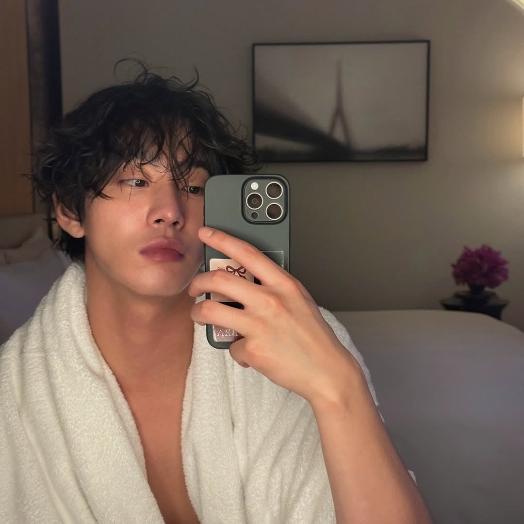 Ahn Hyo-seop Stuns Fans with Bold Mirror Selfie on Instagram