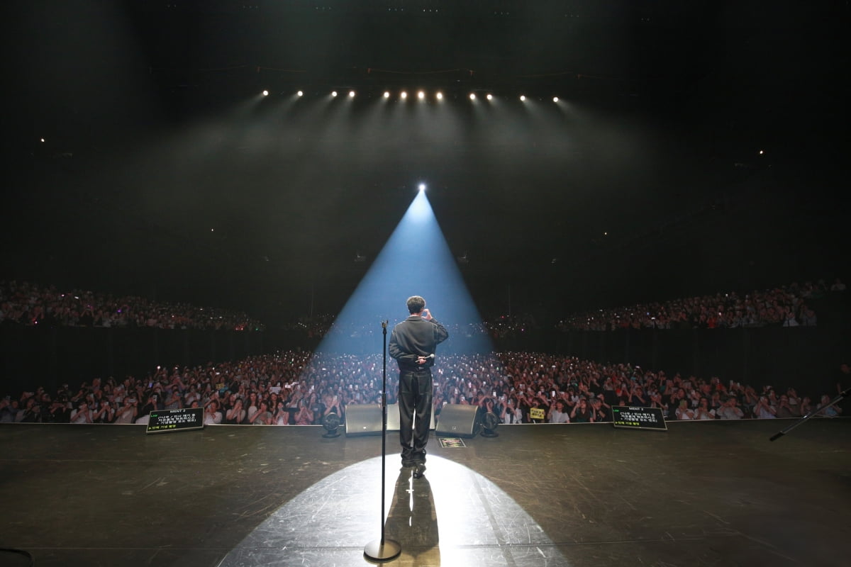 Lee Jae-wook Successfully Concludes Fan Meeting in Japan, Kicking Off Asia Tour