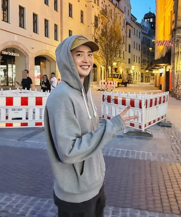 Lee Jong-suk Shares Charming Updates from Abroad and Announces Drama Comeback