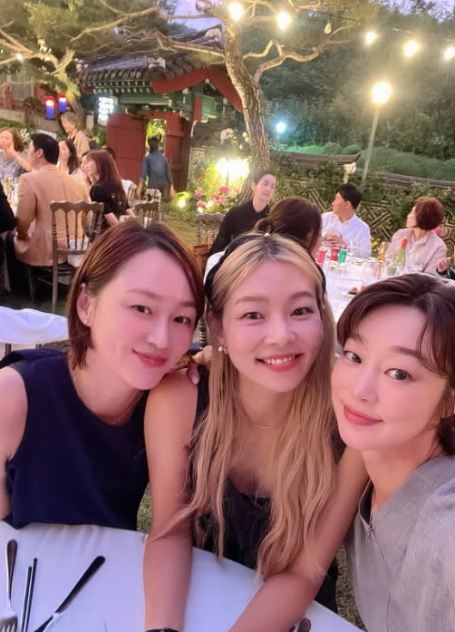 Choi Yeo-jin Celebrates Park Ha-na's Wedding with Husband