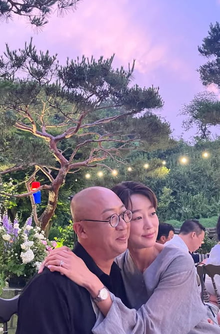 Choi Yeo-jin Celebrates Park Ha-na's Wedding with Husband