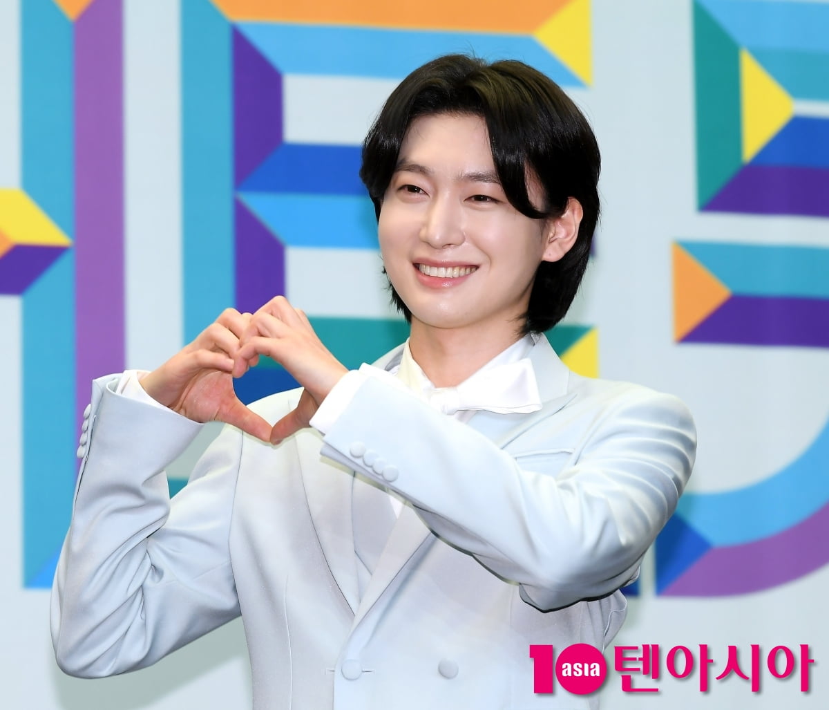 Kim Yong-bin Embraces Retro Vibes on 'Love Call Center - Seven Stars'