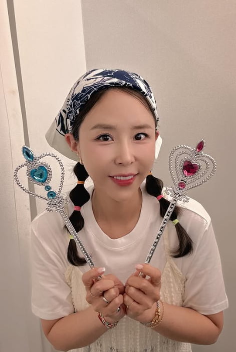 Koyote's Shinji Transforms into a Princess Ahead of Wedding