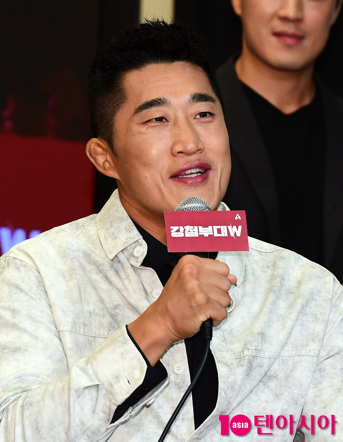 キム・ドンヒョン、初の一人飯に挑戦!『ハンサムガイズ』での孤独な奮闘