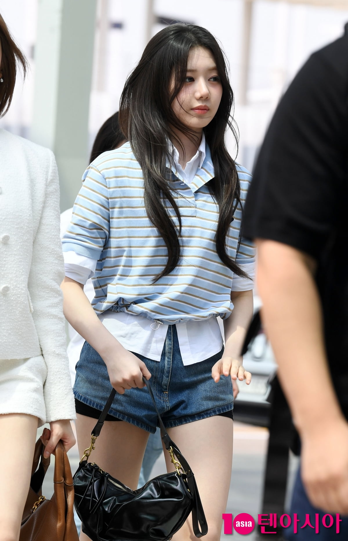 BABYMONSTER's Laura Departs for Taiwan for '2025 1st World Tour '