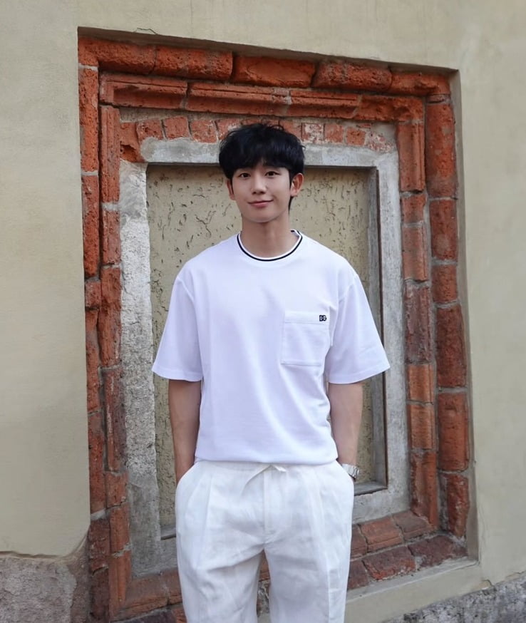 Jung Hae-in Stuns Fans with Elegant Summer Look on Instagram