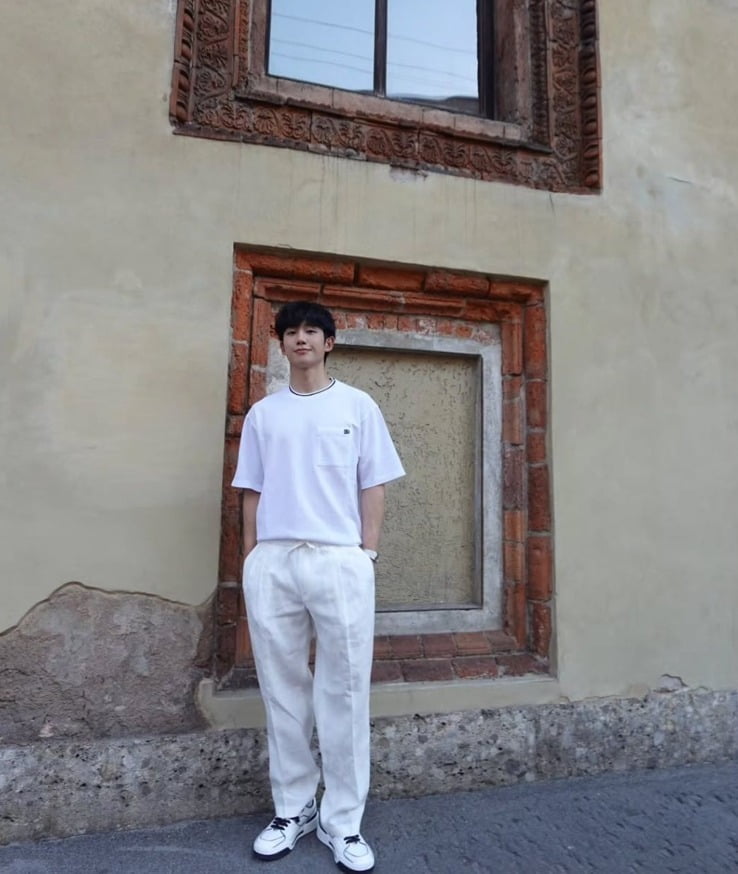Jung Hae-in Stuns Fans with Elegant Summer Look on Instagram