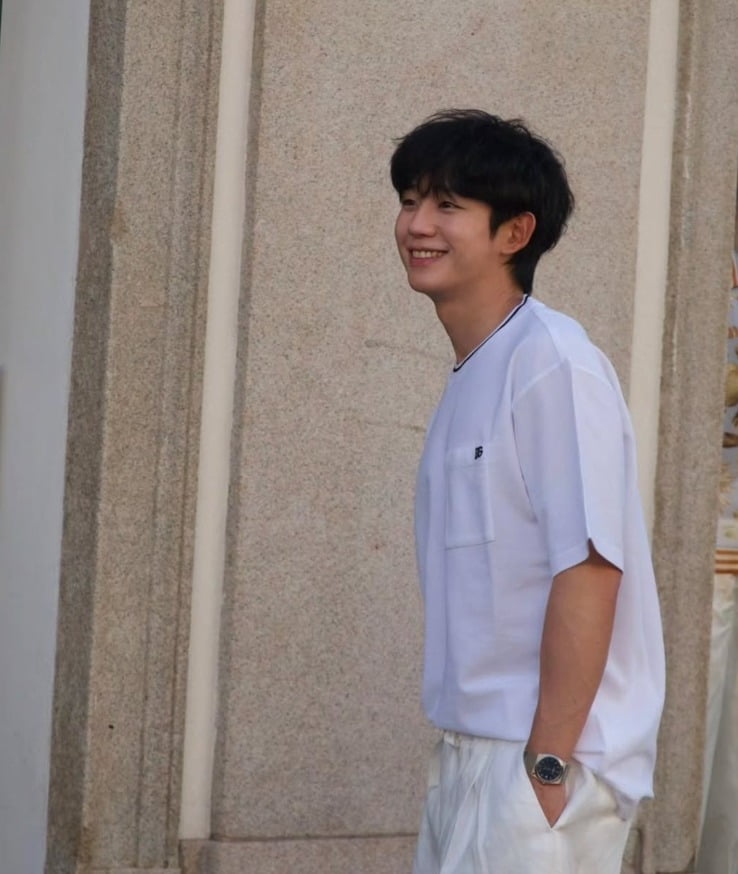 Jung Hae-in Stuns Fans with Elegant Summer Look on Instagram