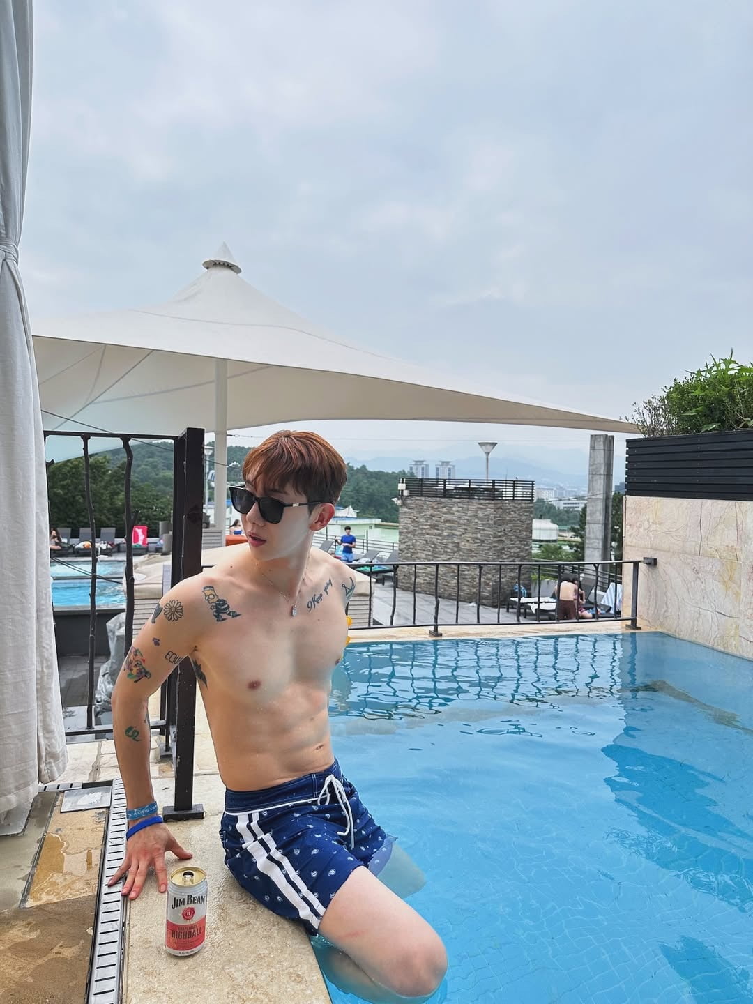 2AM's Jo Kwon Stuns Fans with His Impressive Physique at Poolside Party