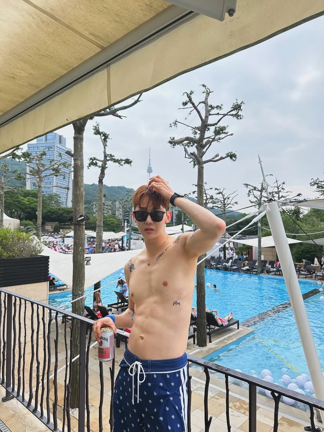2AM's Jo Kwon Stuns Fans with His Impressive Physique at Poolside Party