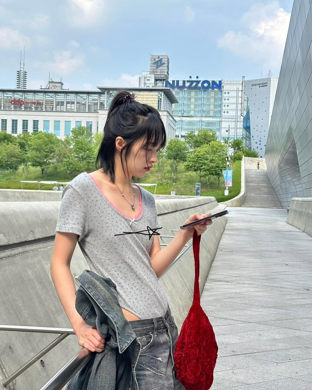 Actress Kim Bo-ra Stuns with Bold Fashion Choices Amid Personal Changes