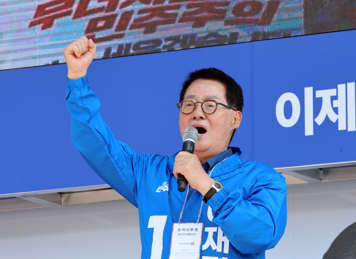 박지원 더불어민주당 의원이 지난달 12일  광주 동구 5·18민주광장에서 열린 광주시선대위 출정식에서 당시 후보였던 이재명 대통령 지지 발언하고 있다. 연합뉴스