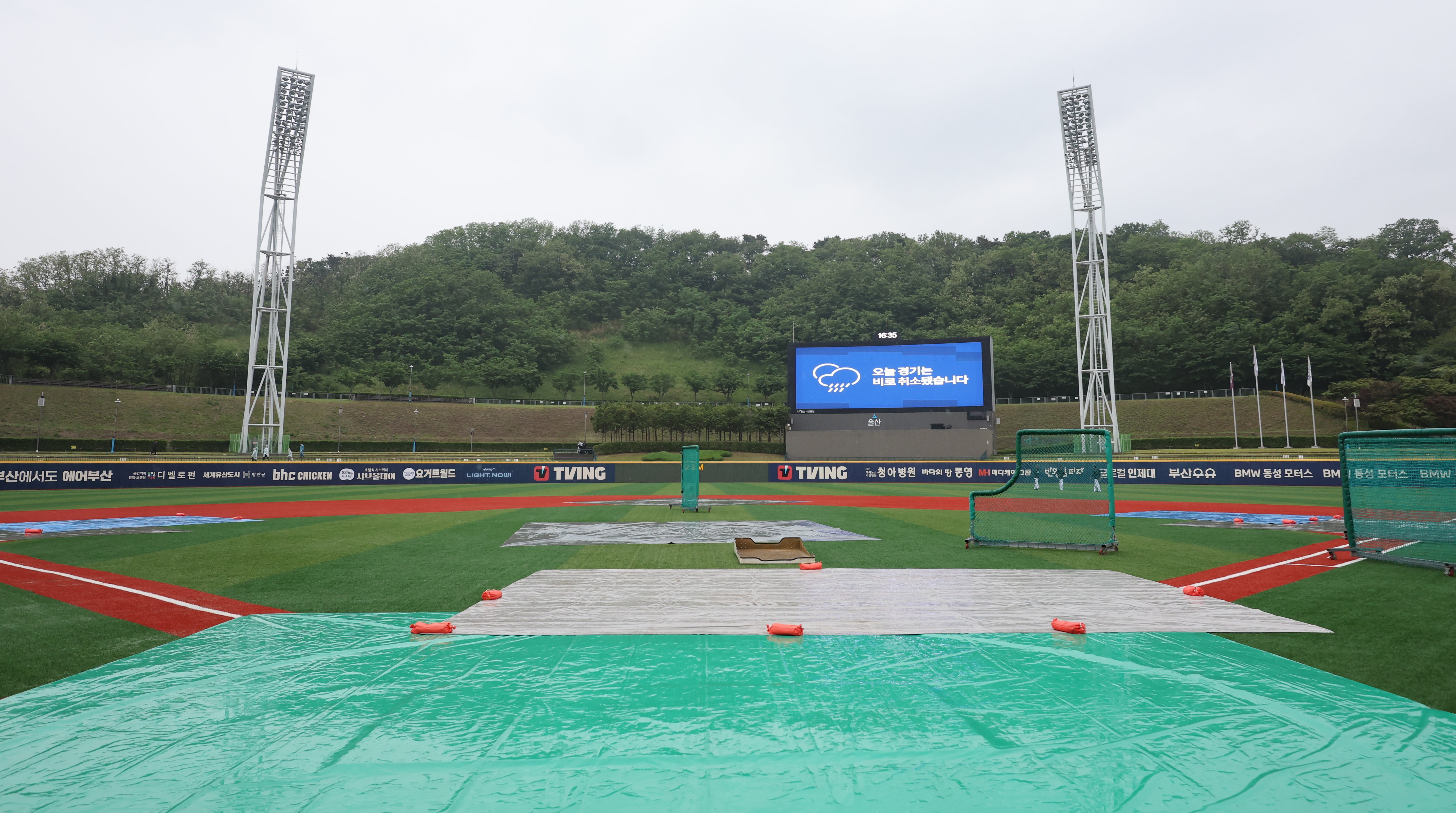 본격 장마 시작에…프로야구 대전·사직 경기 우천 취소