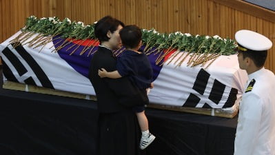 3살 아들, 아무것도 모른 채 장난감만…초계기 순직장병 영결식