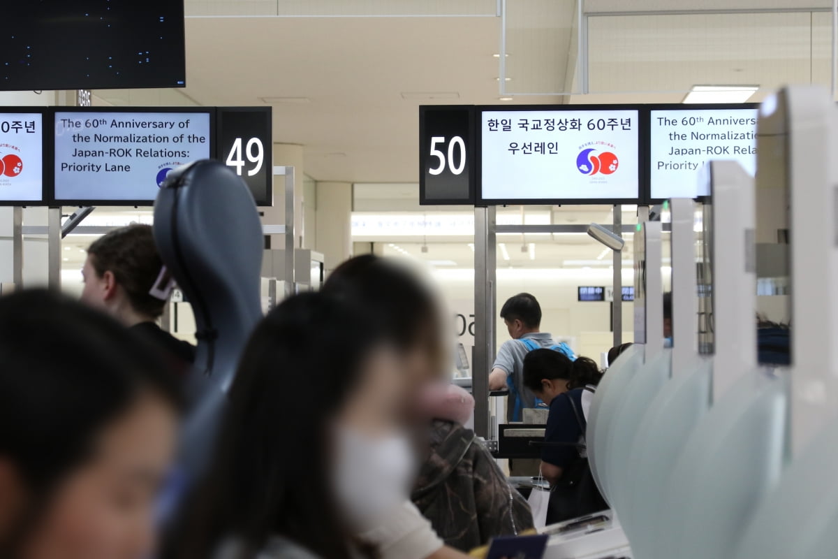 도쿄 하네다공항 갤럭시 토토사이트 우선 레인 이용하는 갤럭시 토토사이트. 사진=연합뉴스