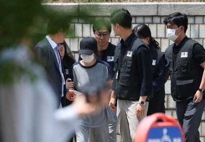 '대리투표' 선거사무원 영장심사 출석…"순간 잘못된 선택, 죄송"