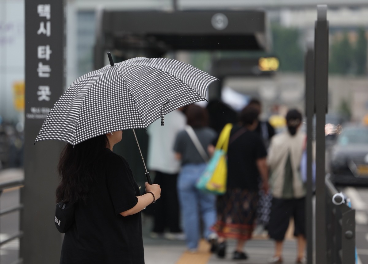 내일 '낮 최고 31도' 찜통 더위…내륙 곳곳 5~30㎜ 소나기 [날씨]