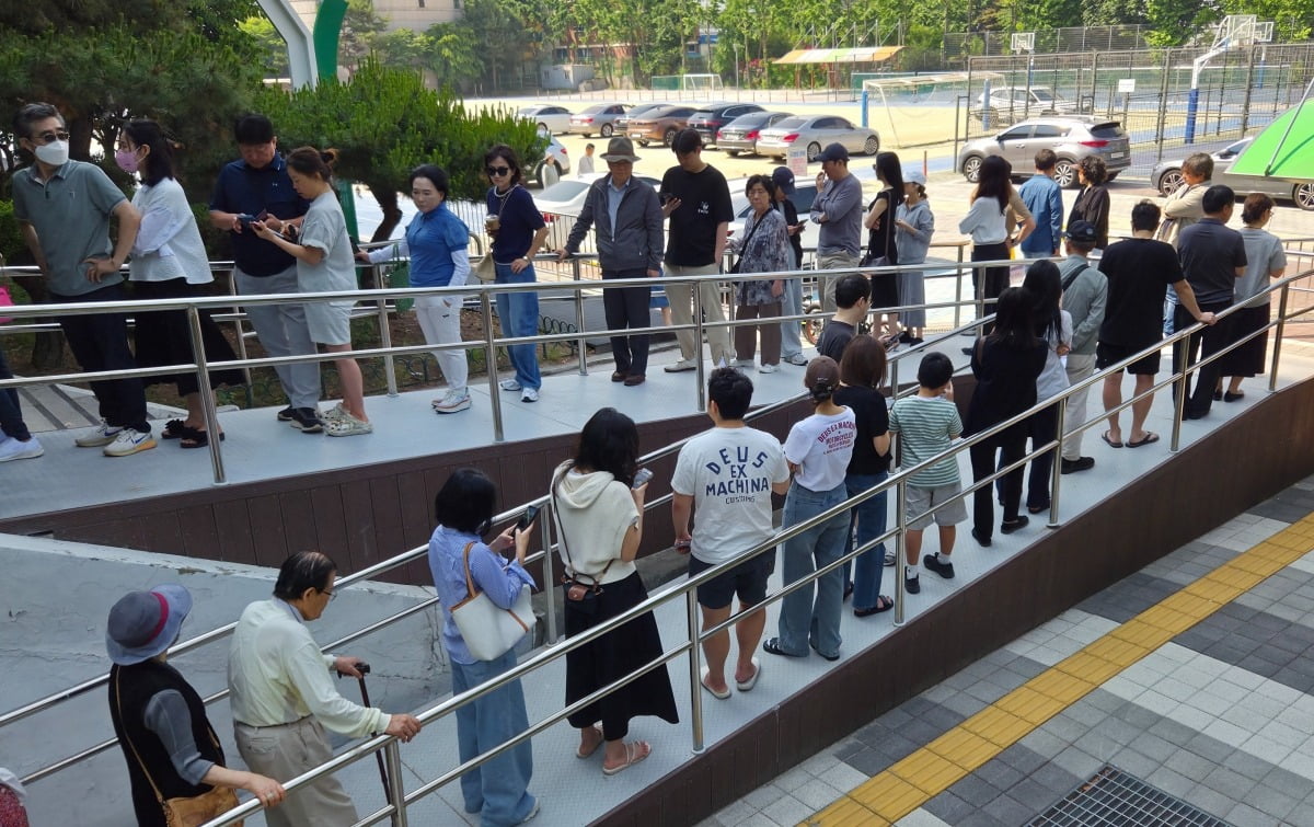 [속보] 투표율 오전 11시 18.3%…지난 대선 대비 2.3%p↑