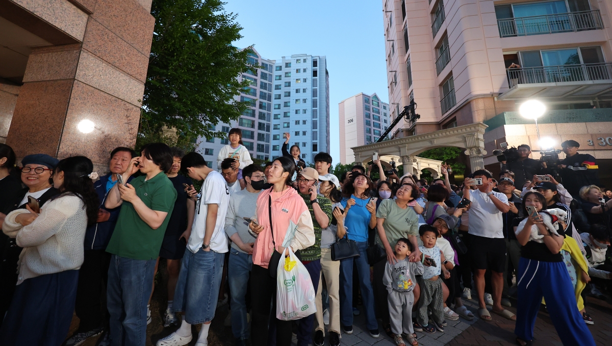 제21대 대통령 선거일인 3일 오후 더불어민주당 토토사이트추천 후보의 자택인 인천 계양구 한 아파트에서 주민들이 핸드폰으로 방송사 출구조사 결과를 보며 환호하고 있다. /사진=연합뉴스
